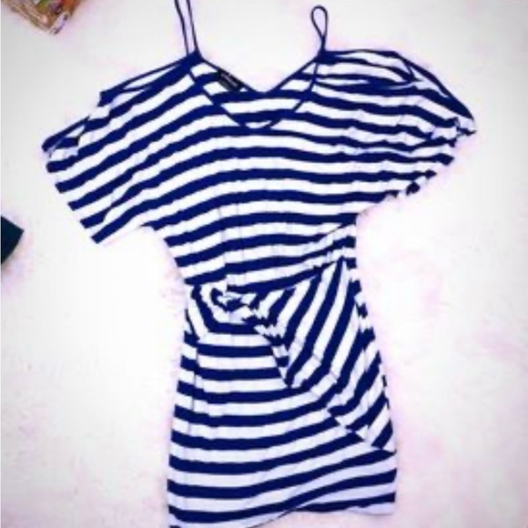 BEBE SEXXXXXY💕
Dress bebe
BEBE Striped Casual blue & white cold shoulder… - Picture 4 of 11